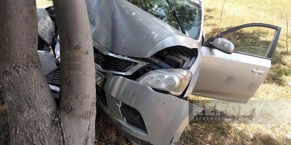 Maşın ağaca çırpıldı: Ölən var