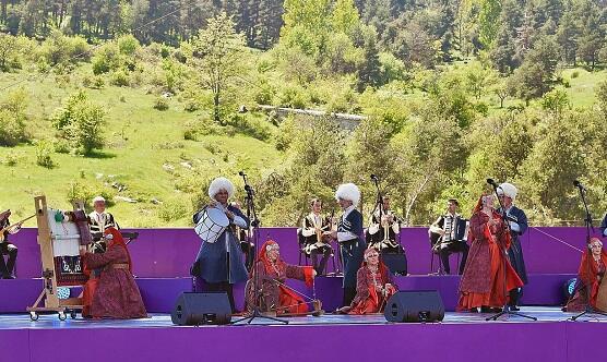 Interesting images from the Kharibulbul Festival -
