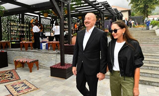 Prezident, xanımı və nəvələri... - Foto