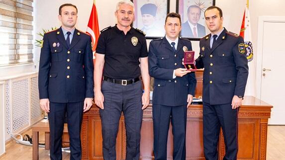 Eyvazov bayrağımıza ehtiram göstərən türk polisi təltif etdi