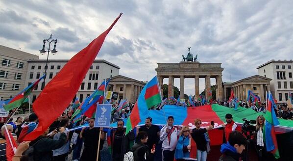 Азербайджанцы проводят акцию протеста в Германии
