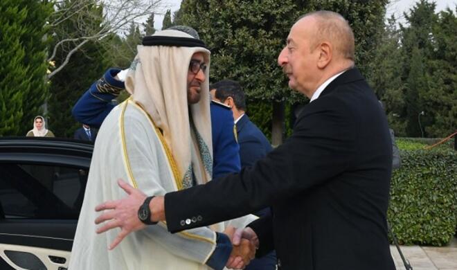 İlham Əliyev BƏƏ prezidentinə hədiyyə təqdim etdi - Foto