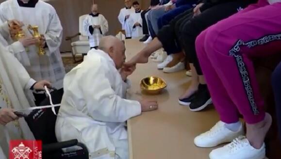 Papa məhbus qadınların ayaqlarını yuyub, öpdü - Video