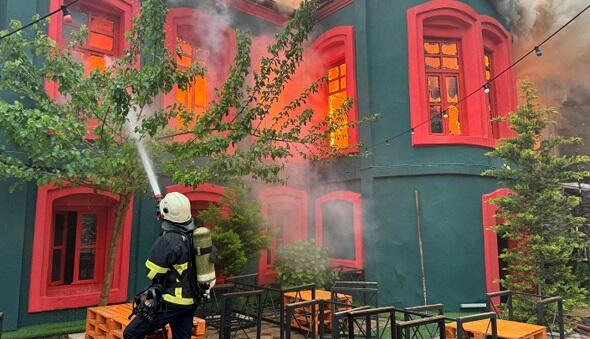 آتش سوزی  در یک بنای تاریخی در ترکیه  - عکس
