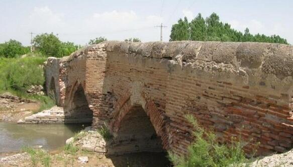 پل تاریخی خ‍َنه‌یی(خانقاه) مراغه در آستانه نابودی کامل‌