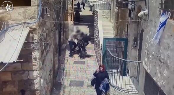 Türkiyəli turist Qüdsdə İsrail polisini bıçaqladı - Video