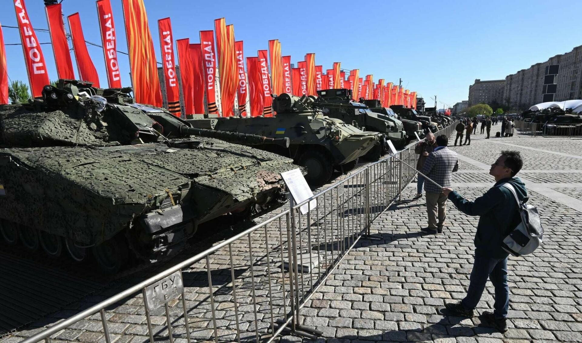 NATO tankları Moskvanın mərkəzində - Foto