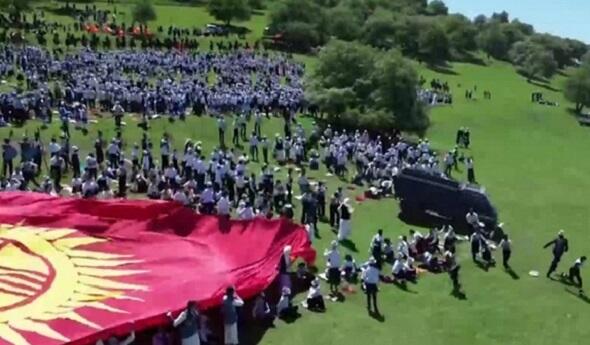 Qırğızıstanda yük maşını 29 uşağı vurdu - Anbaan video