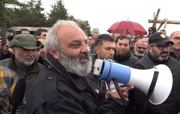 Karabakh Armenians join the march with weapons -