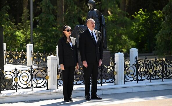 Президент и первая леди посетили могилу Гейдара Алиева