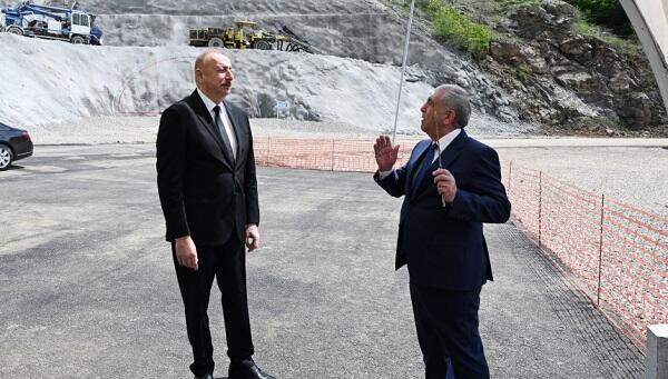 Prezident Xankəndi-Şuşa-Laçın yoluna baxış keçirdi - Foto