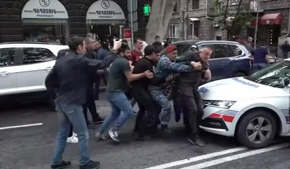 ایروان‌دا اعتراضچیلار کوچه‌لردن بئله «گؤتورولدو» - ویدئو