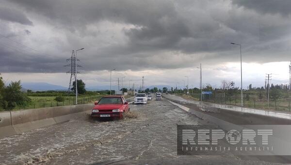 Сточные воды затопили дорогу Губа-Хачмаз