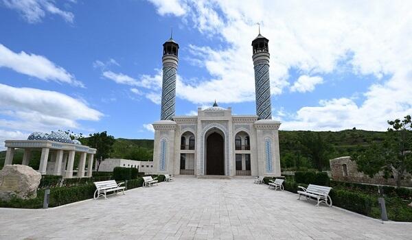 Алиевы на открытии Зангиланской мечети