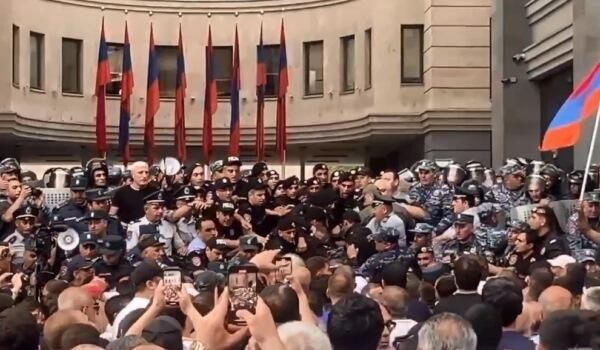 Armenians' love-filled day in Yerevan -