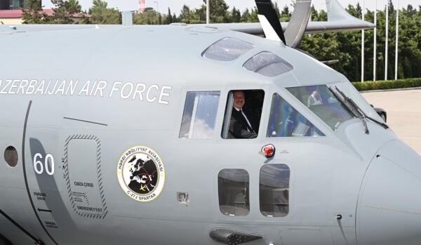 Алиеву представлен военно-транспортный самолет - Фото