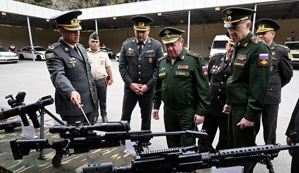 Rus general müasir silahlarımızla tanış oldu - Foto