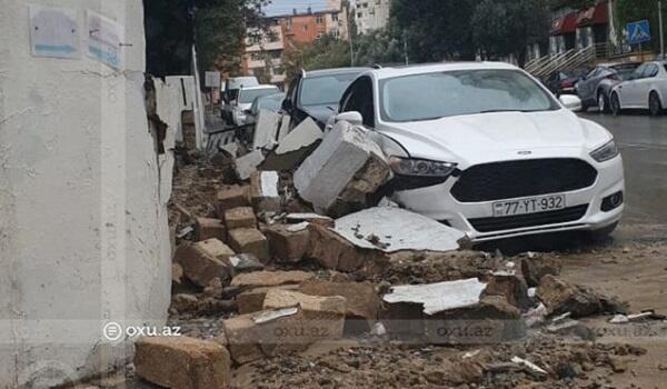 Bakıda divar aşdı, maşınlar əzildi - Foto