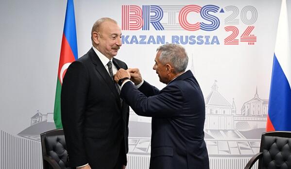 Aliyev receives medal from Minnikhanov in Kazan