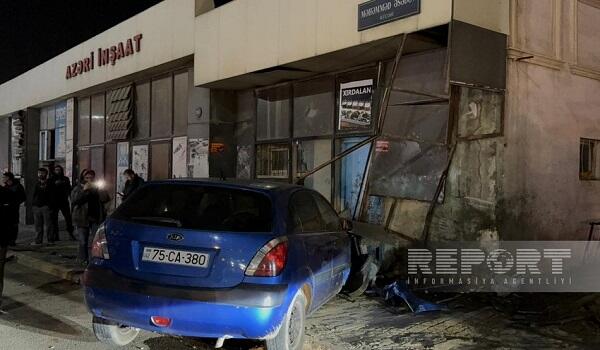 Sumqayıtda "Kia" mağazaya çırpıldı - Foto