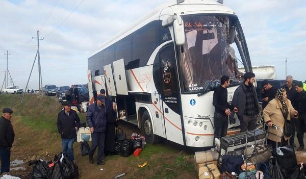 Naxçıvandan Bakıya gedən avtobus qəzaya düşdü - Foto