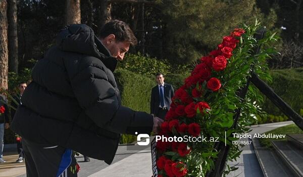 Messi visits Heydar Aliyev's grave in Azerbaijan -