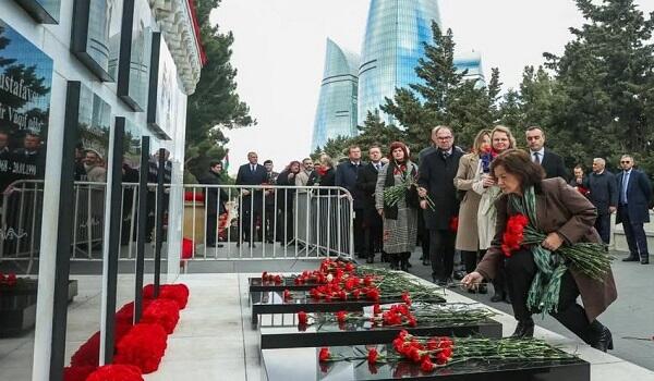 Fransa səfiri Şəhidlər xiyabanını ziyarət etdi