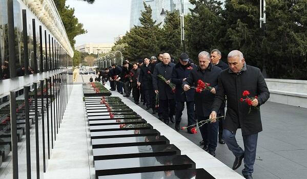 "Azərişıq" rəhbərliyi Şəhidlər xiyabanını ziyarət etdi - Foto