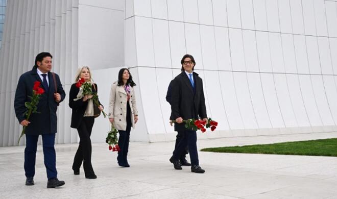 Italian MPs visit Alley of Honors and Victory Park -