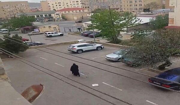 Bakı sakinlərini qorxudan çadralı qadın polisə çağırıldı