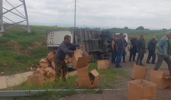 İki yük maşını toqquşdu: Çörəklər yola dağıldı - Foto