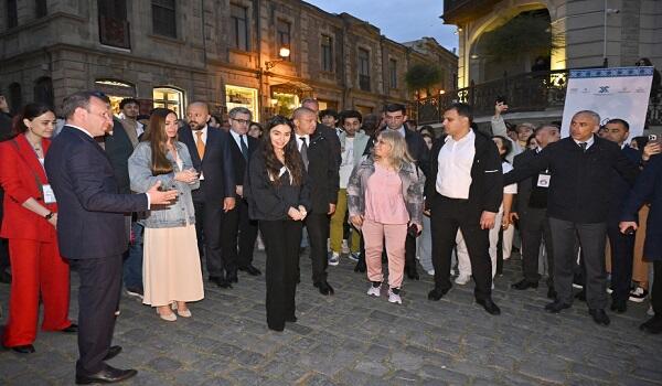 Leyla və Arzu Əliyevalar Xalça Festivalını ziyarət etdilər