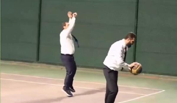 Prezident nazirlə basketbol oynadı - Video