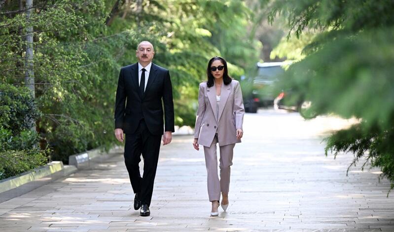 Prezident və xanımı Fəxri xiyabanda... - Foto