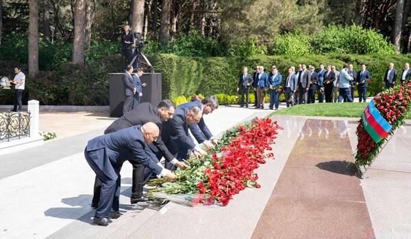 ETSN kollektivi Heydər Əliyevin məzarını ziyarət etdi