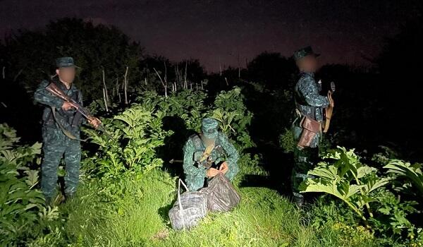 İranla sərhəddə əməliyyat: 10 kq narkotik aşkarlandı - Foto