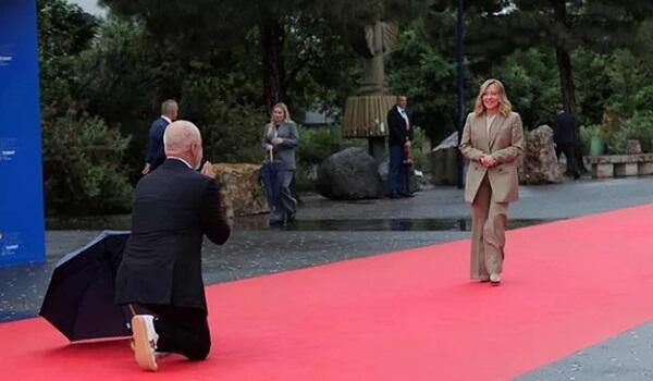 Премьер Албании встал на колени перед Мелони - Видео