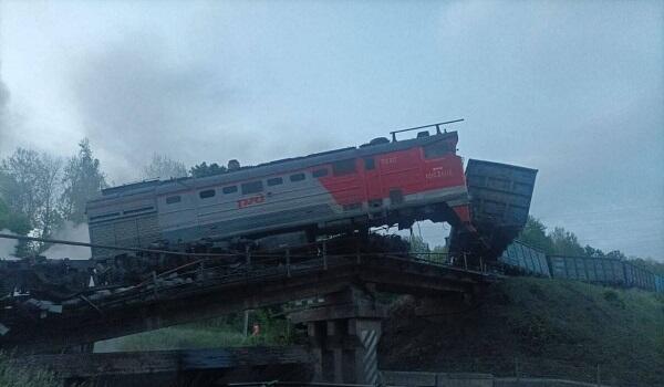 Bridge collapses onto passenger train in Russia, 7 dead