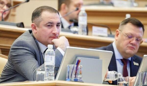 Azərbaycanlı deputat qalmaqallı çıxışdan sonra ölkədən qaçdı