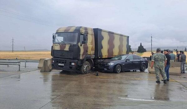 Azərbaycanda BMV hərbi maşına çırpıldı - Foto