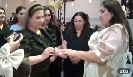 Sıraya düzülüb, müəllimənin barmağına üzük taxdılar - Video