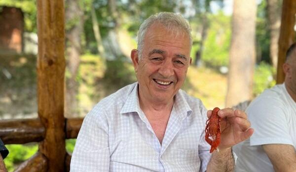 Tanınmış şair ağacdan yıxıldı, sümükləri sındı