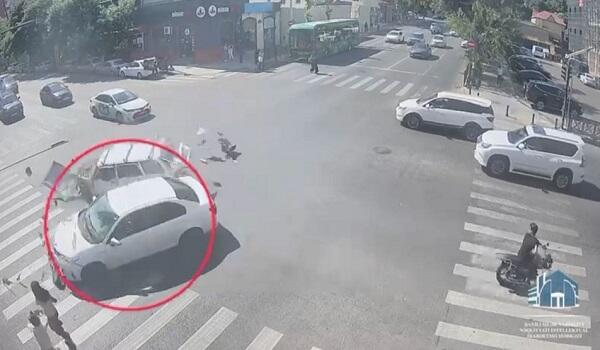 Qəza: Gəldiyi sürətlə qırmızı işıqdan keçdi… - Anbaan video