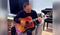 Mədət Quliyev gitarada ifa etdi, mahnı oxudu - Video
