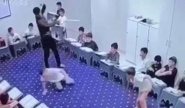 Quran dərsində molla şagirdləri çubuqla döydü - Video