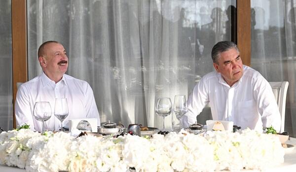 Əliyevlə Berdiməhəmmədov nahar etdi