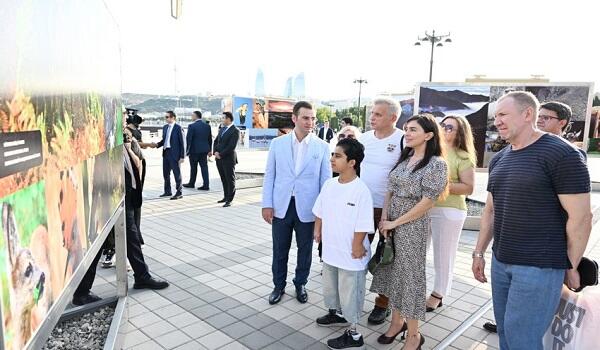Leyla Əliyeva bulvarda fotosərginin açılışında iştirak etdi - Foto