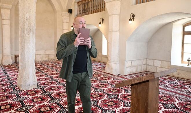 رئیس‌جمهور آذربایجان در مسجد تاریخی آغ‌دام – عکس