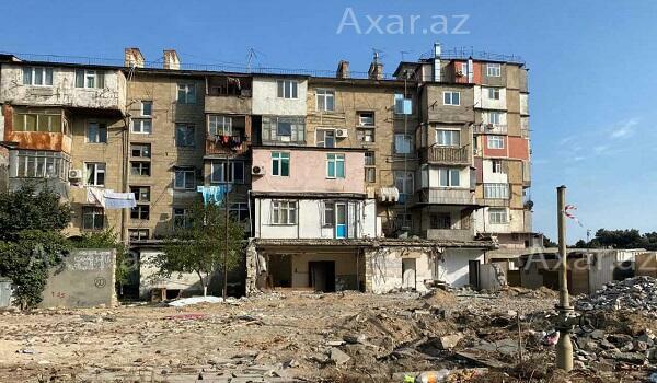 Nərimanovda binaların qanunsuz çıxıntıları sökülür - Foto