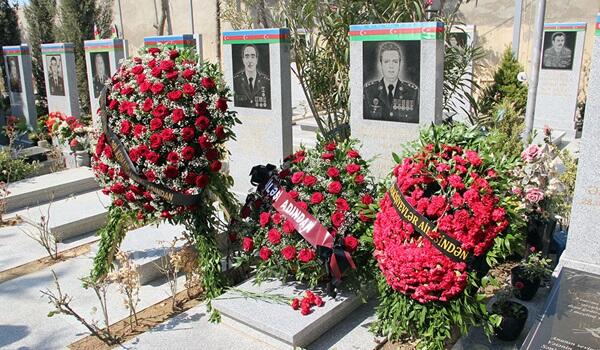 HHQ komandanı Atakişiyevin məzarını ziyarət etdi - Foto